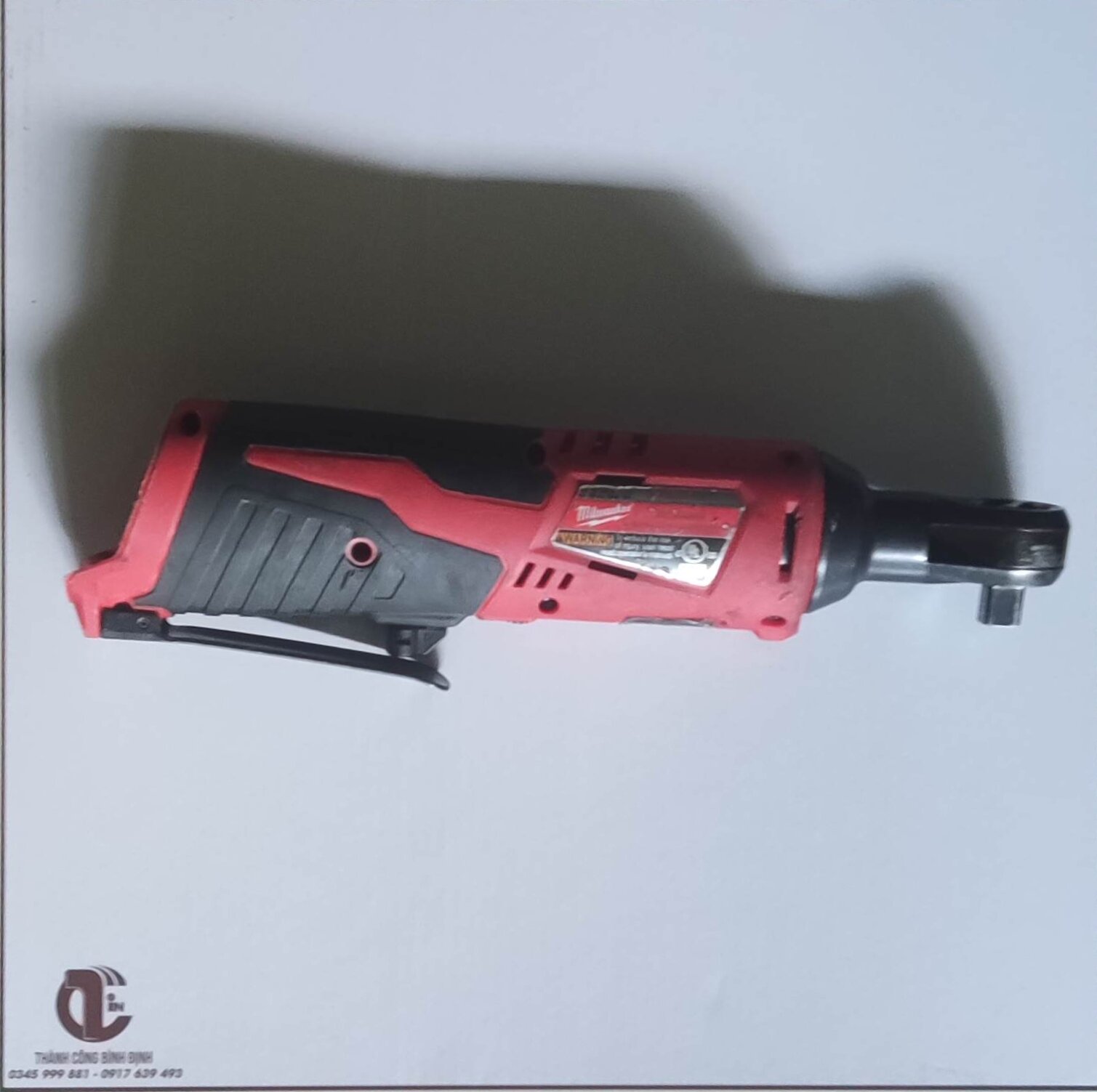 Thân máy mở bulong góc milwaukee M12. 12v ,máy hoạt động OK, có đèn led chiếu sáng điều tốc OK