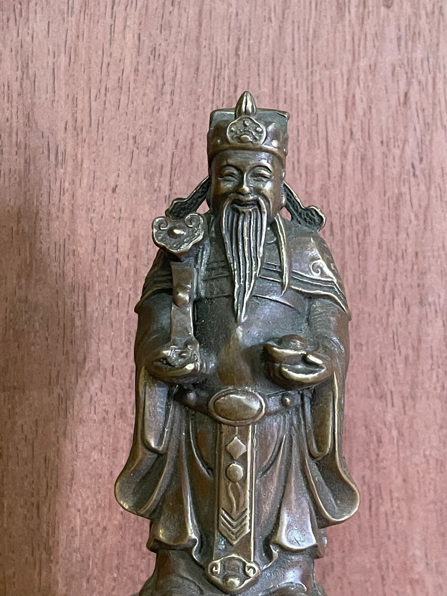 Ông thần tiền đứng bằng đồng