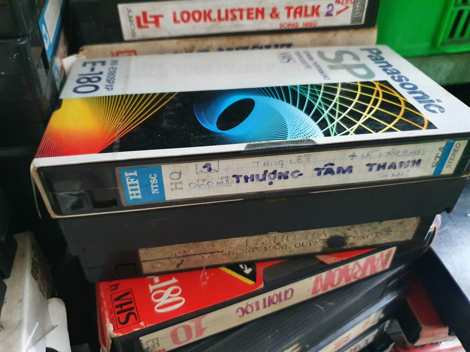 30 băng video vhs trưng bày trang trí quán. giá 30 cái