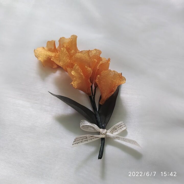 Hoa cài áo handmade Canto màu vàng.