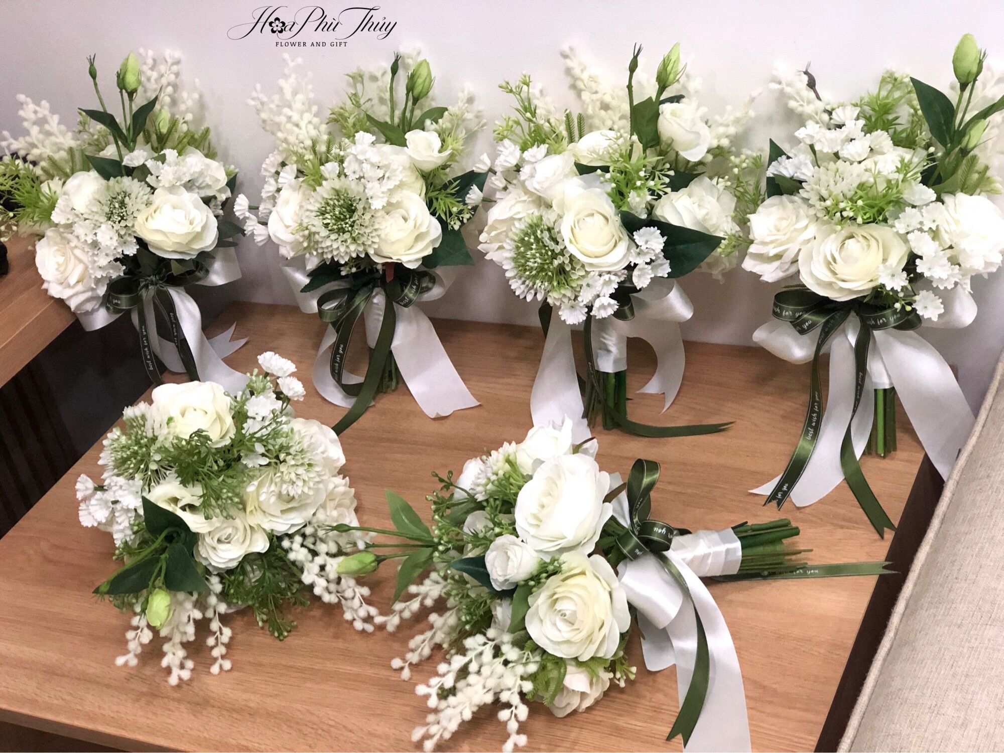 Hoa cưới cầm tay cô dâu bằng lụa cao cấp