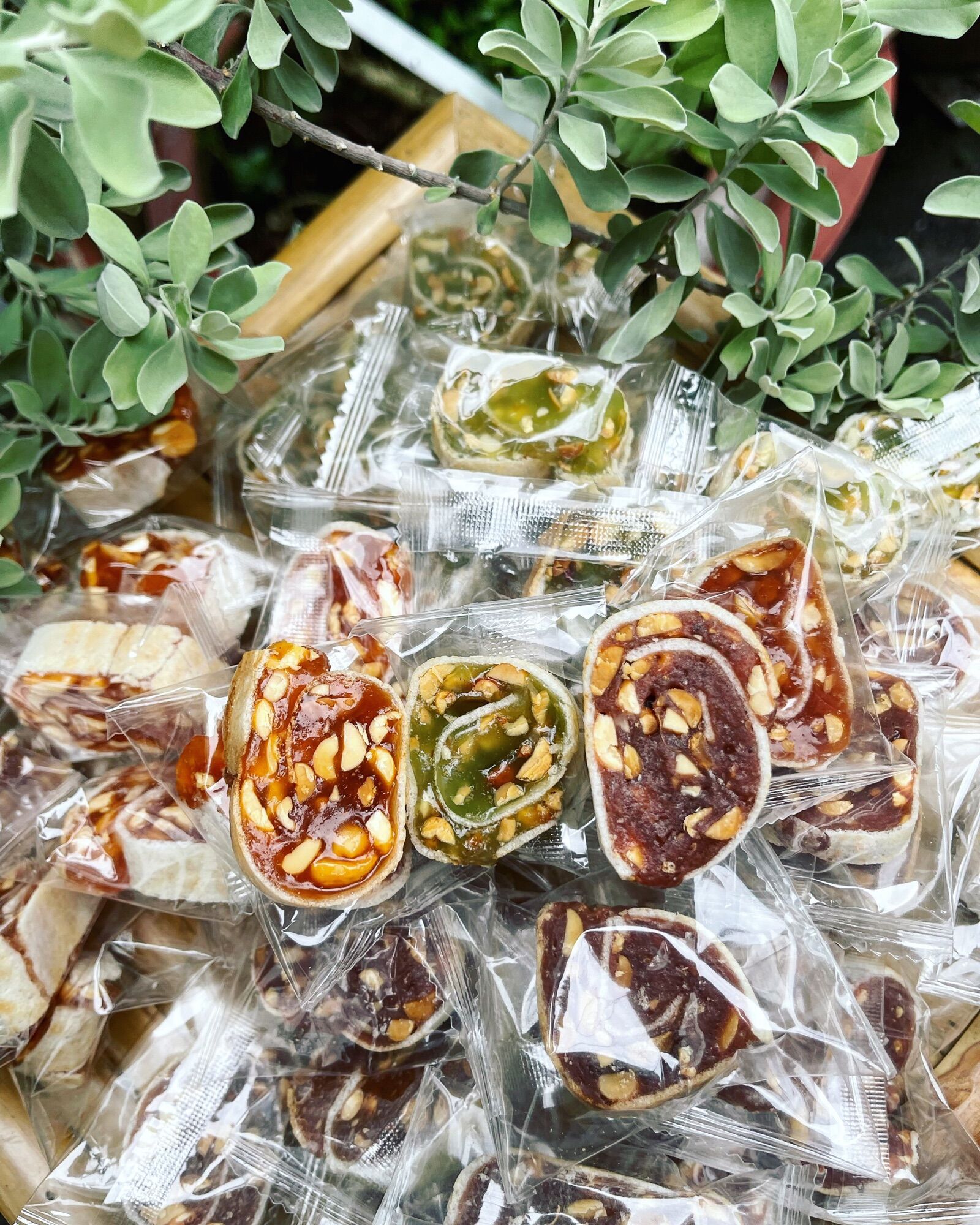 [500gr- 38k] Kẹo chuối cuộn lá dứa đậu phộng - [Tân Dân Lợi] - [Đặc sản Bến Tre]