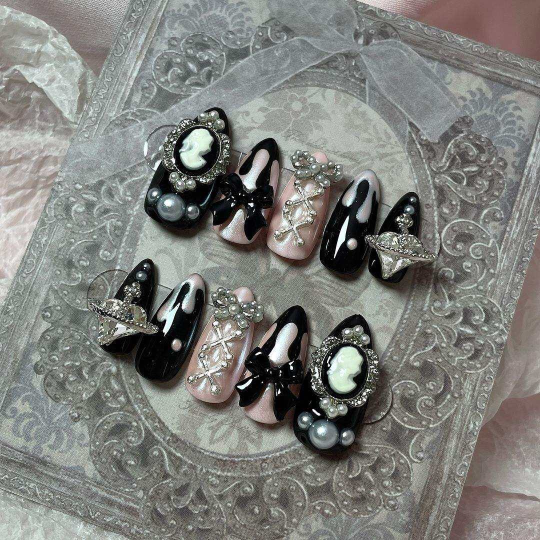 Nailbox thiết kế , nail from ngắn màu đen gắn charm cổ điển - 70