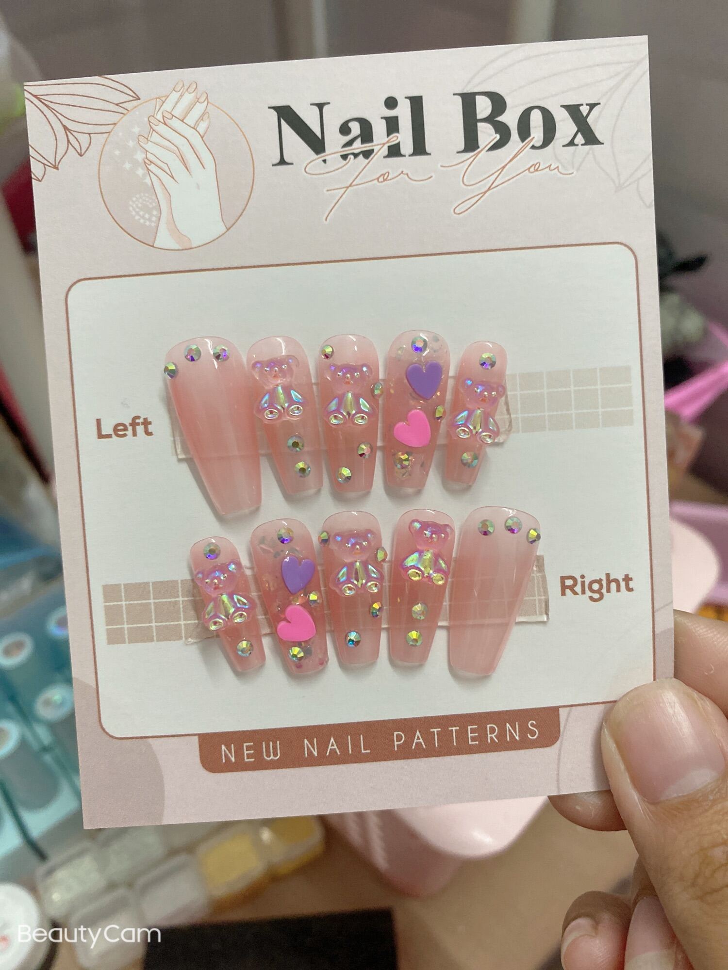 Nếu bạn muốn có một bộ móng tay hoàn hảo và độc đáo, Nailbox thiết kế theo yêu cầu là giải pháp tuyệt vời nhất! Với mẫu nail tone thạch hồng đính charm, bạn sẽ trở nên xinh đẹp và ấn tượng hơn bao giờ hết. Liên hệ ngay với Nailbox để đặt lịch làm móng tay theo ý muốn của bạn!