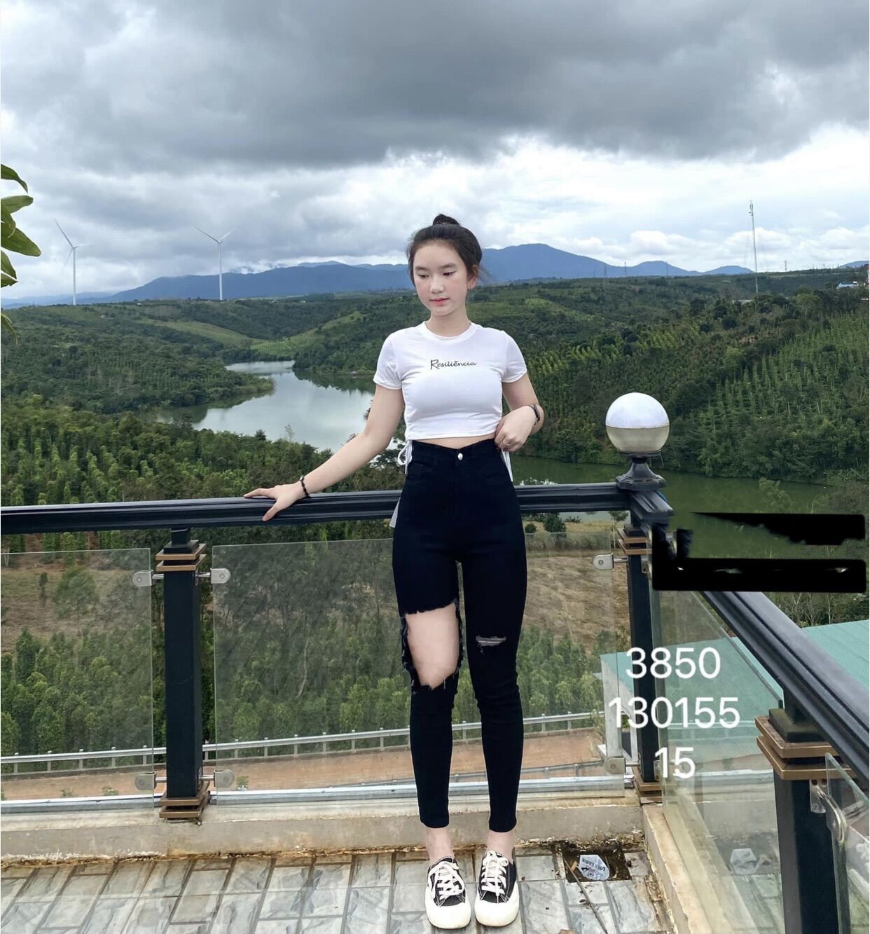 Jeans dài lưng cao đen rách ô + áo rút dây 2 bên