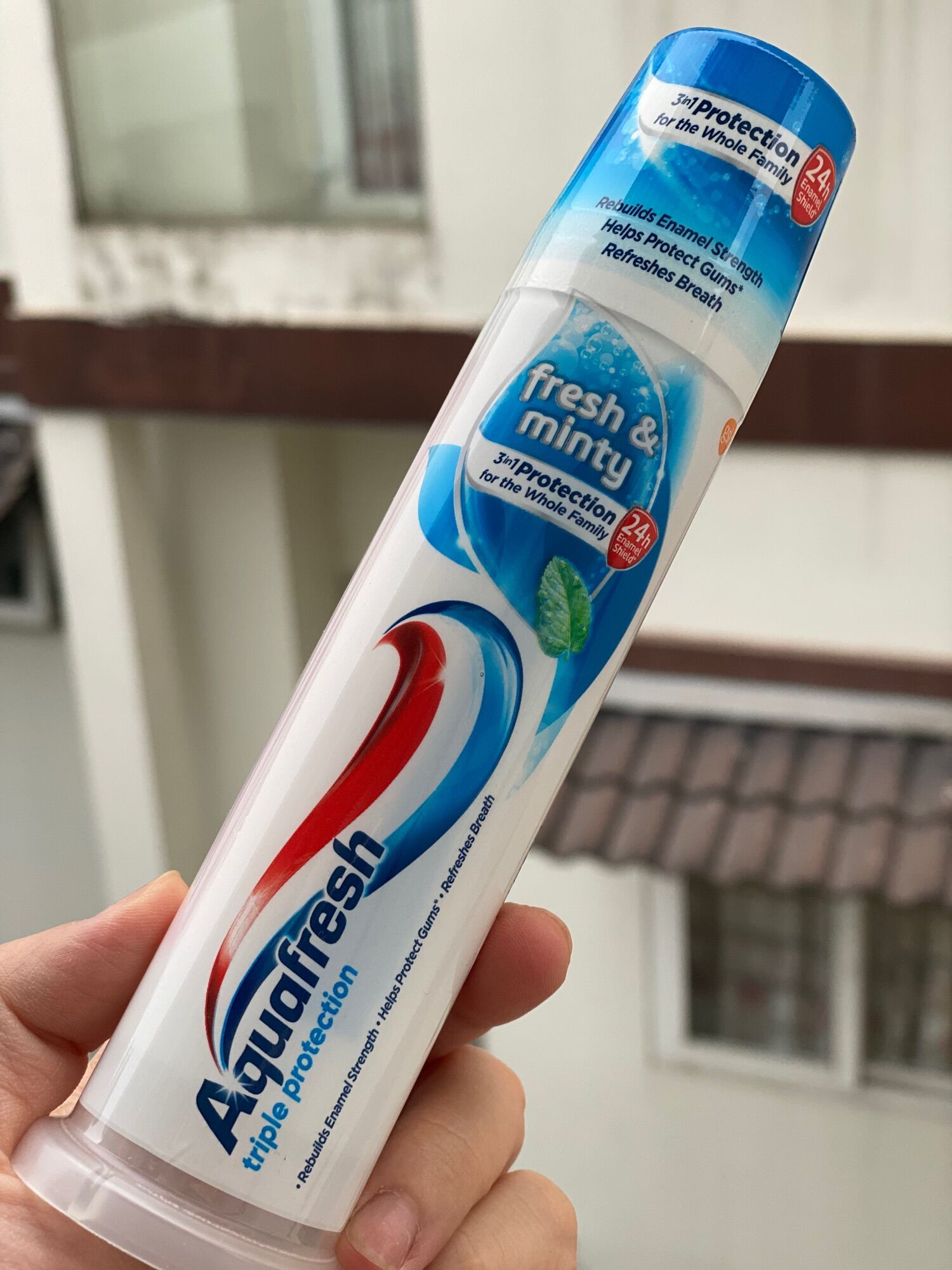 Kem đánh răng ống Aquafresh 100ml cho người lớn