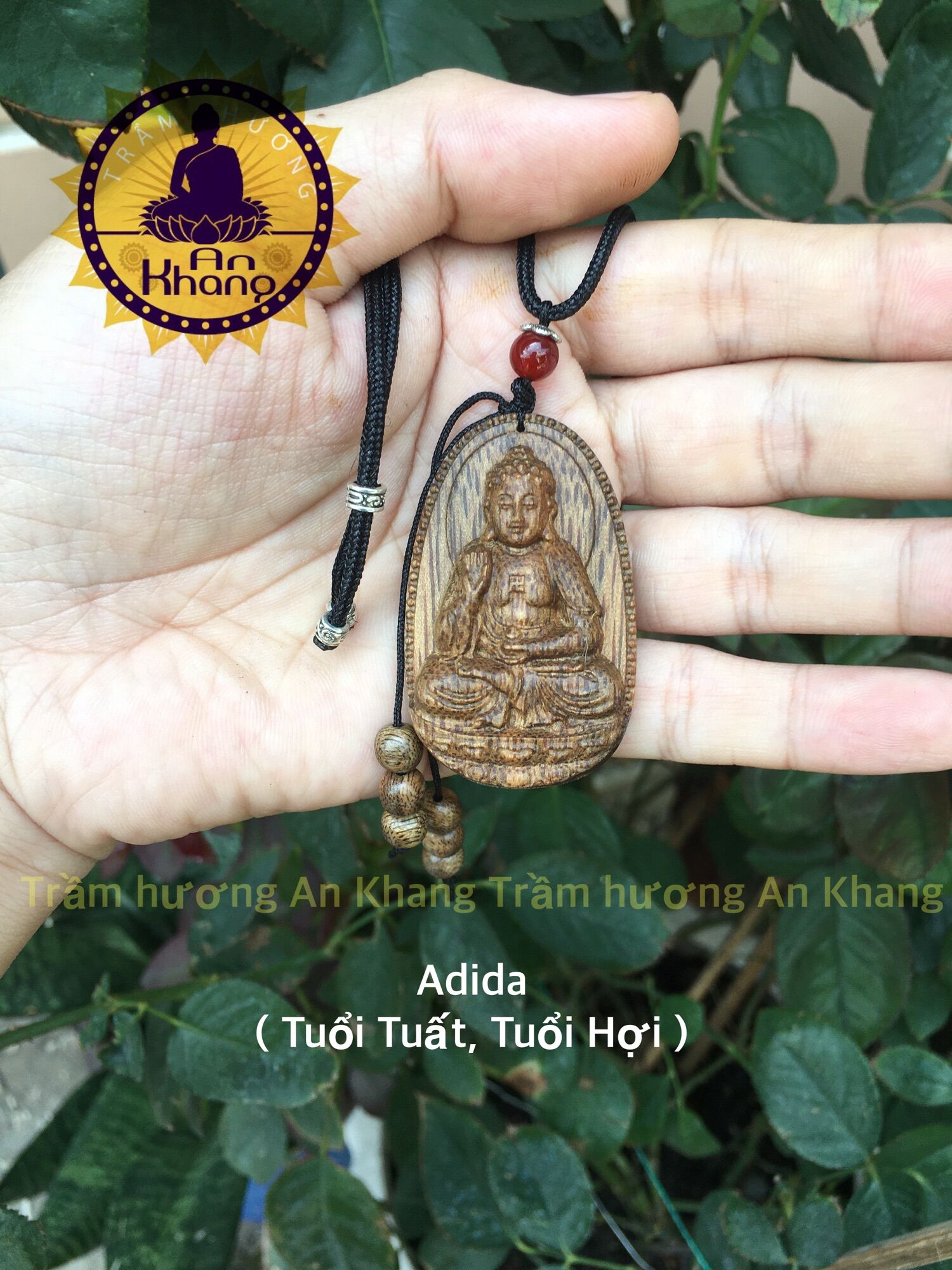 Mặt Phật bản mệnh trầm hương tốc tự nhiên.