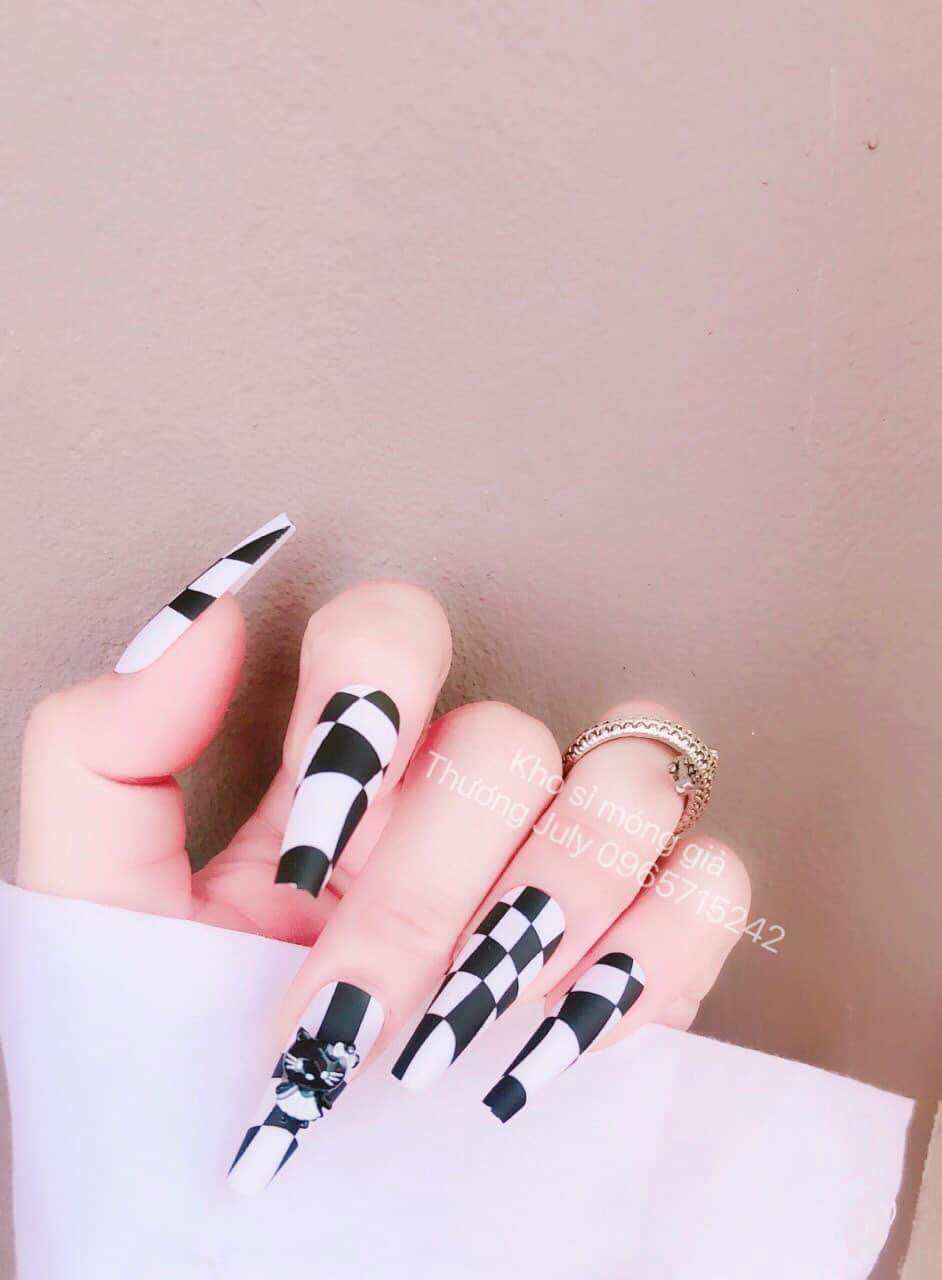 Bộ 24 Móng Tay Giả Đính Đá Tặng Keo Và Dũa Miếng Keo Dán. 