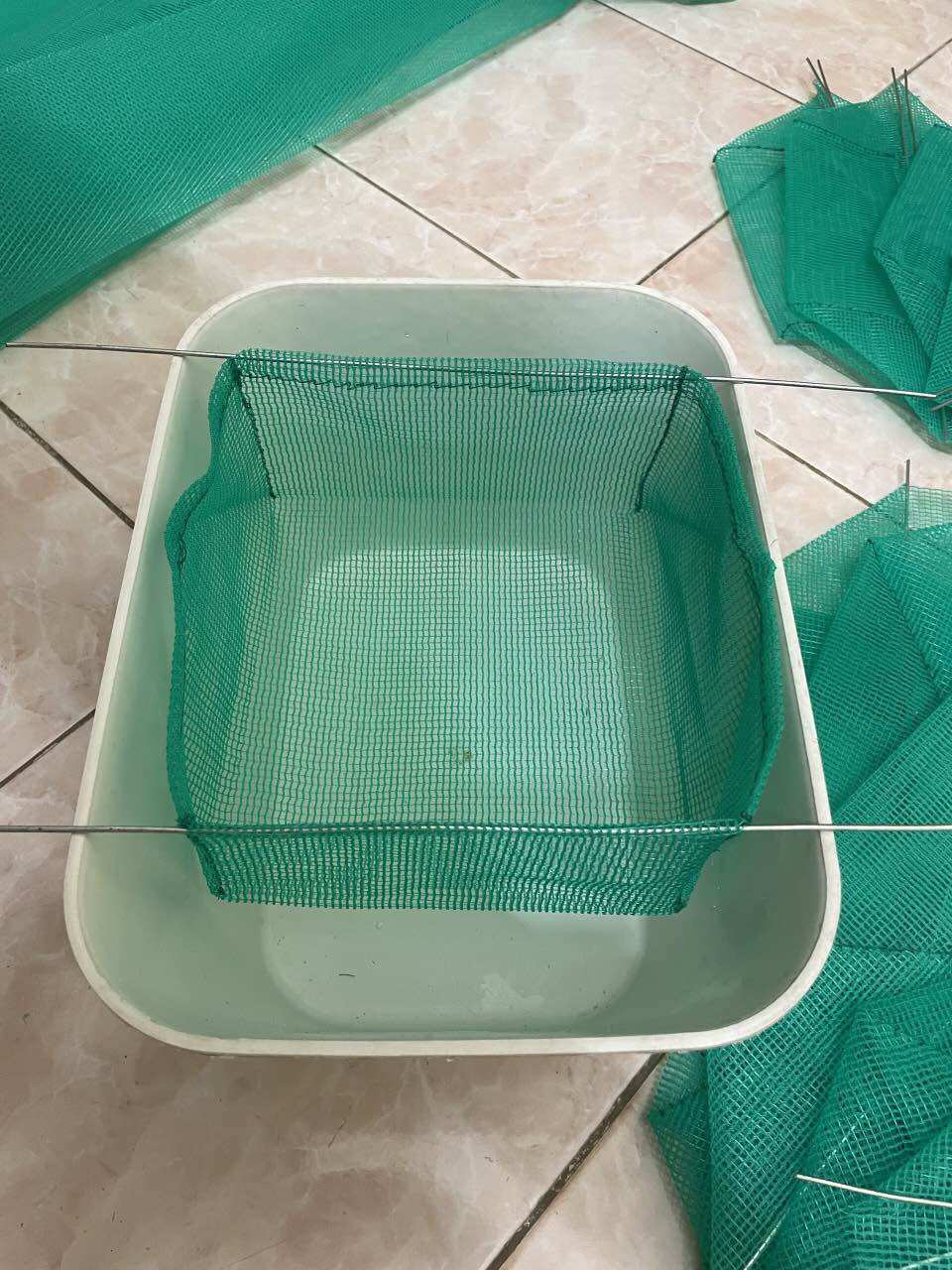 Lồng tách đẻ cá Guppy cho khay 16 lít