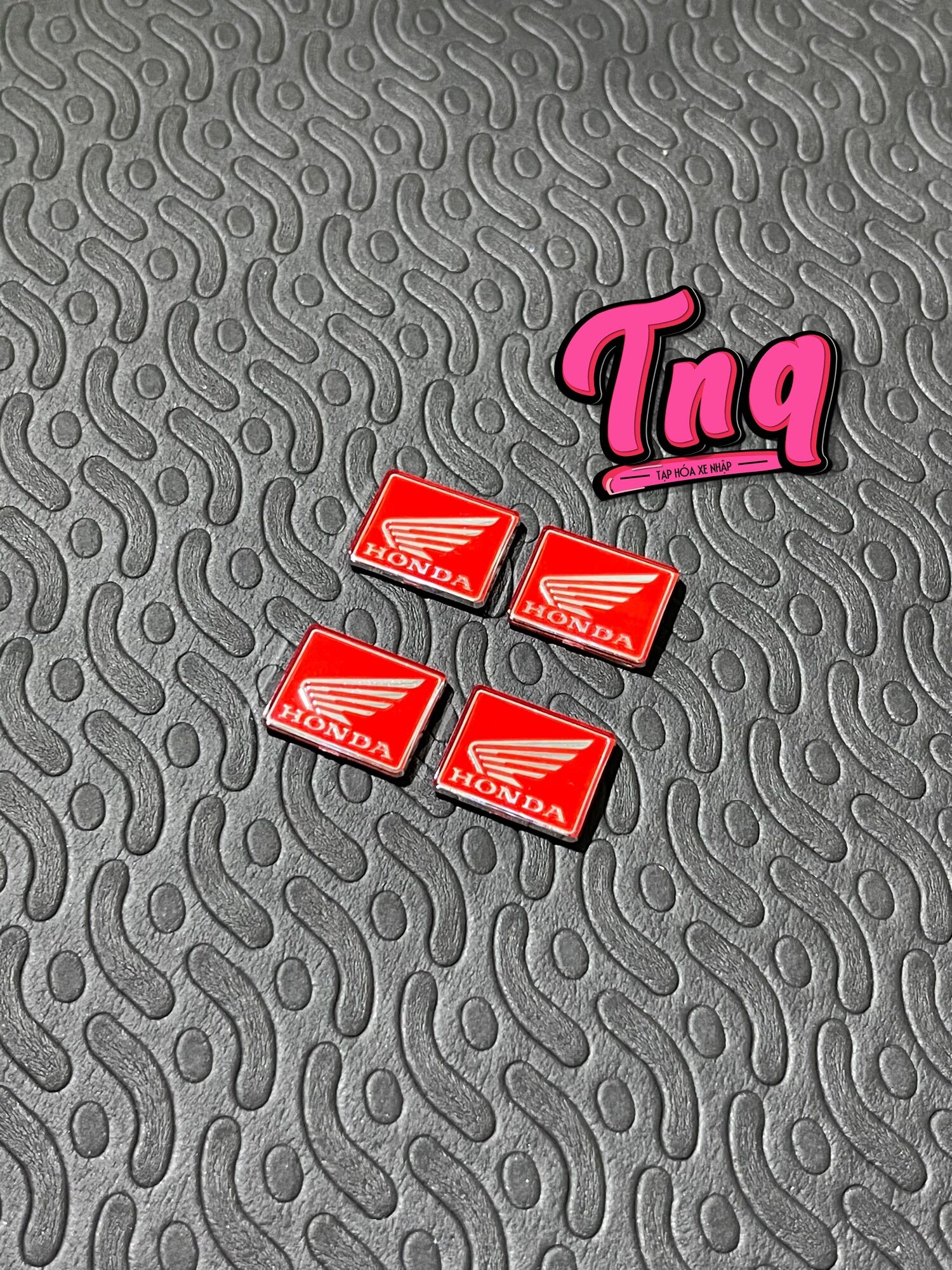 Tem logo cánh chim màu đỏ dán bợ cổ các dòng xe