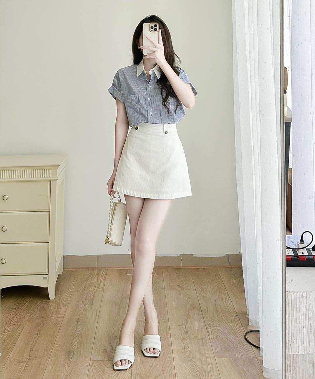 Áo sơ mi kẻ GU tay vạy phối cổ trắng