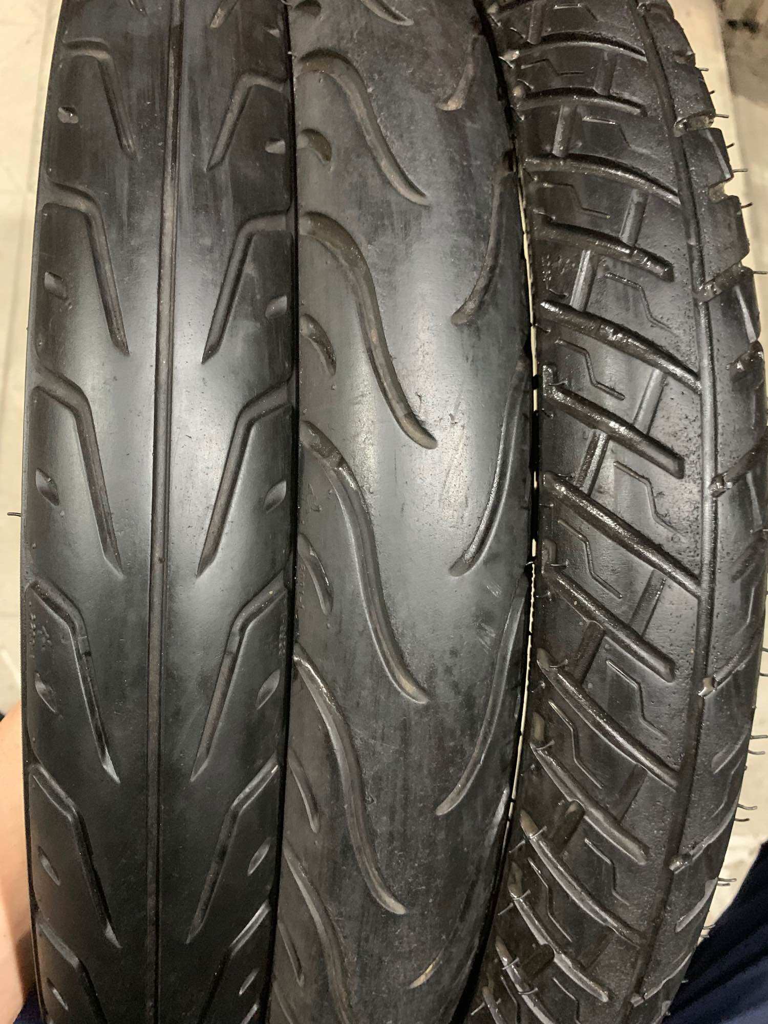 Vỏ Michelin size nhỏ 60/90-17 sài ruột dùng cho Wave, Dream, Sirius,...Hàng đã qua sử dụng còn rất mới