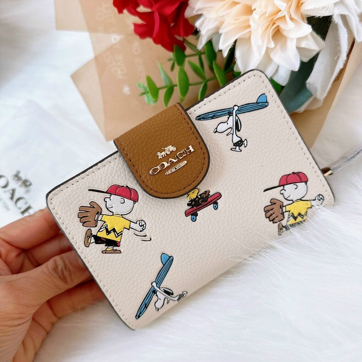 Ví C0ach zip wallet họa tiết siêu cưng