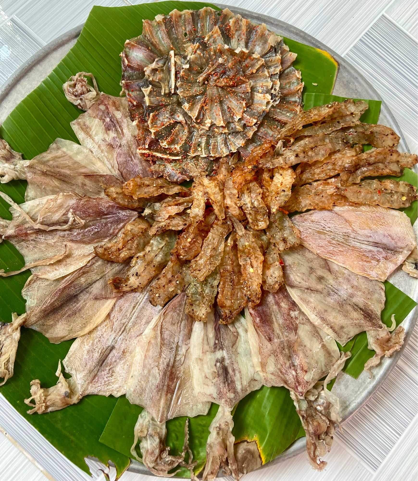 COMBO 100gram tôm xẻ khô, 10 khô mực to, vĩ cá đuối nhà làm