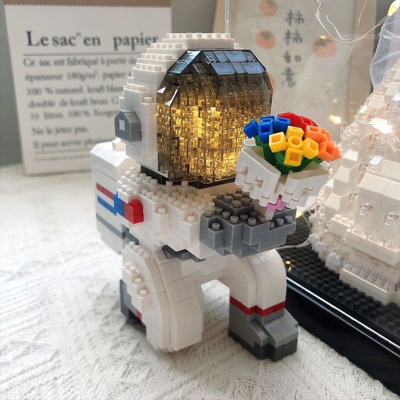 Lego phi hành gia cầm hoa tặng bạn gái