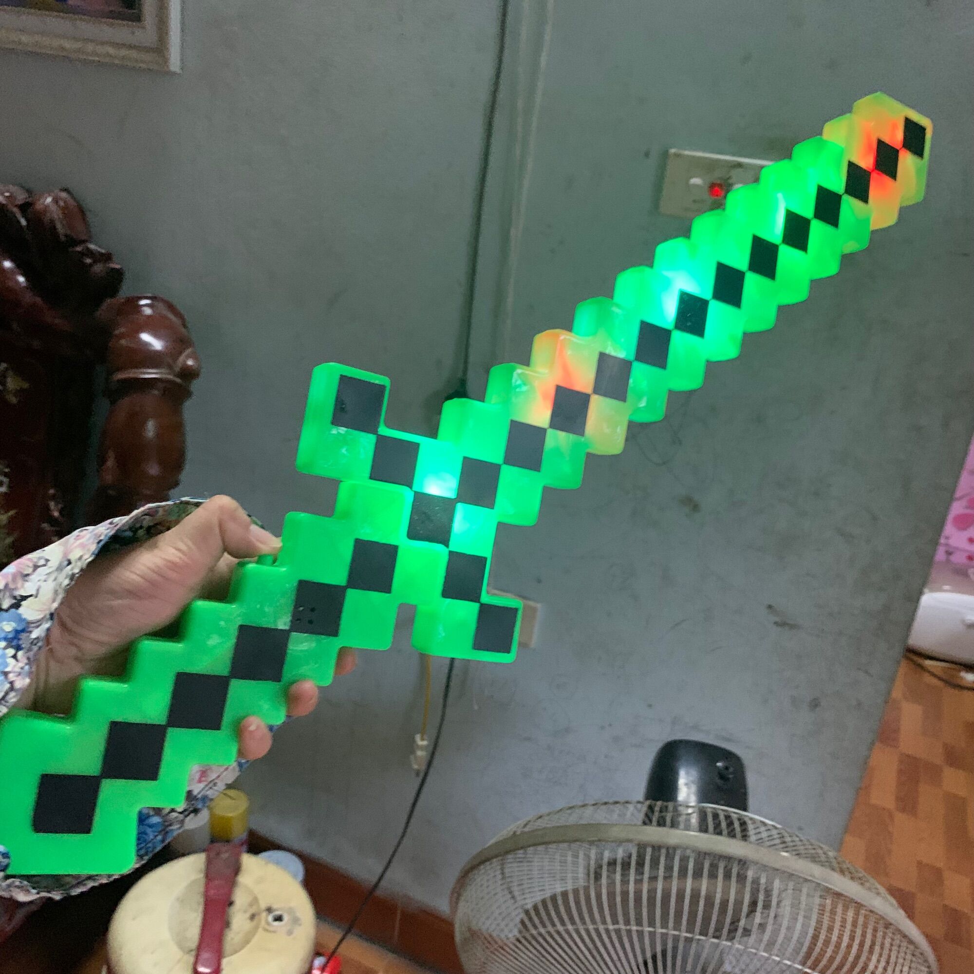 Kiếm đồ chơi có đèn nhạc phát sáng minecraft ( hàng y hình )