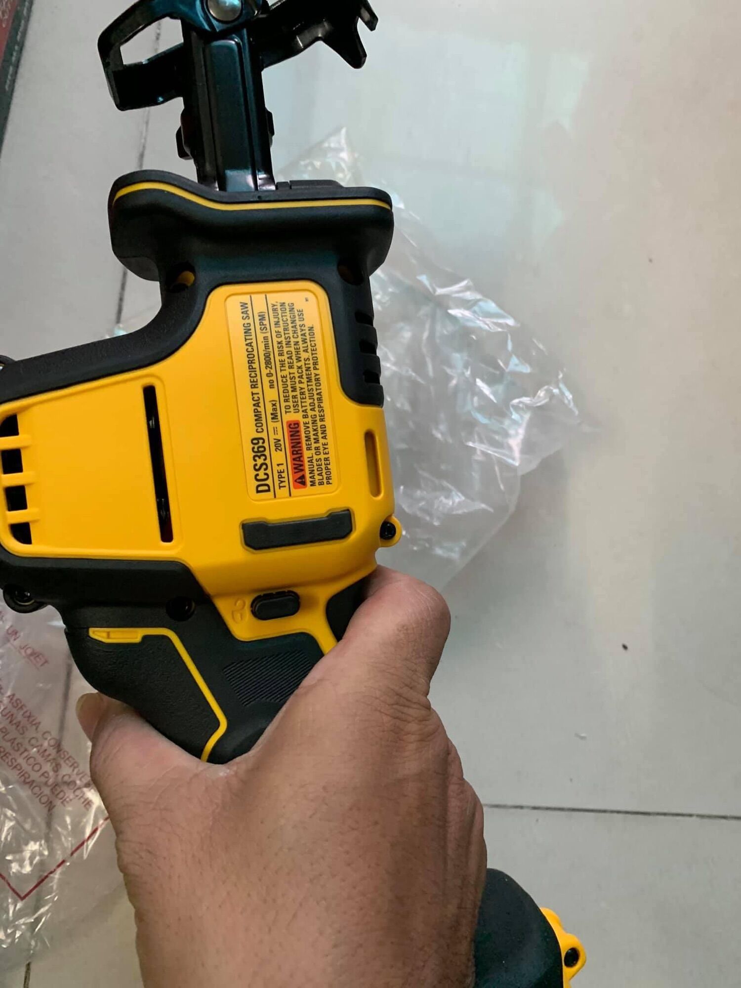 Cưa kiếm Dewalt 369 20v