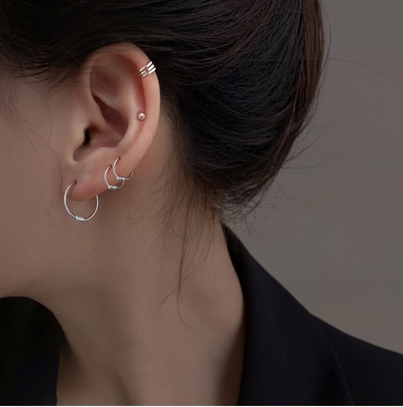1 chiếc khuyên tròn đeo vành tai