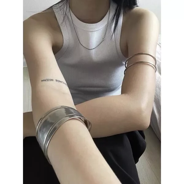 Vòng bắp tay phong cách Y2k siêu cá tính
