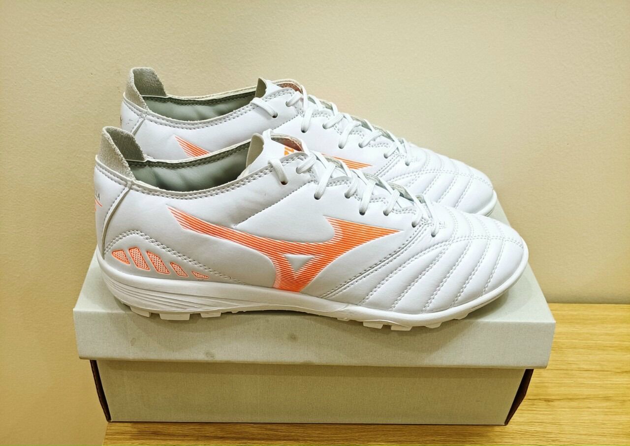 Giày bóng đá Mizuno