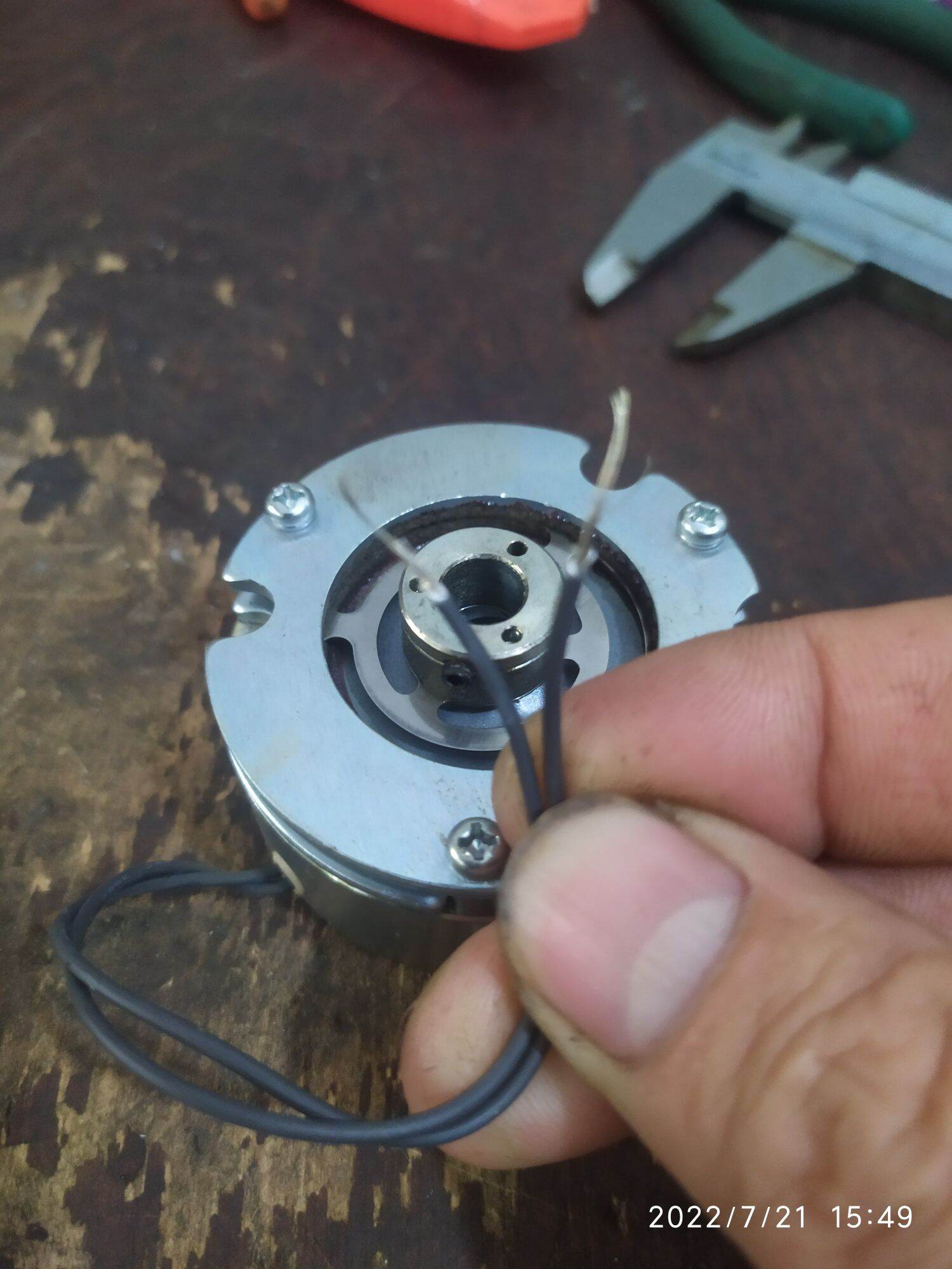 Thắng từ 90v lỗ 8mm tháo Servo