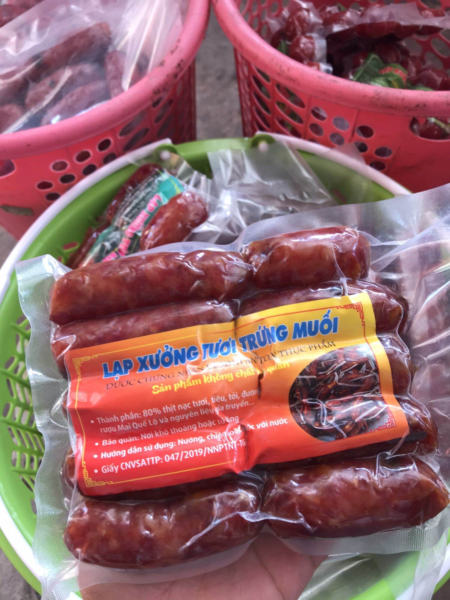 [HCM] 1Kg Lạp xưởng tươi trứng muối Cai lậyđã hút chân không.1 túi là 500gram.Bảo quản được lâu.Dễ dàng chế biến và sử dụng.