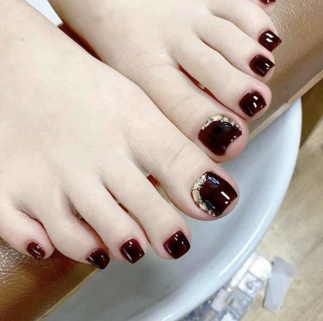 M006 Nailbox Thiết kế Móng Chân Màu Đỏ Rượu Vang gắn ĐáLàm Nail