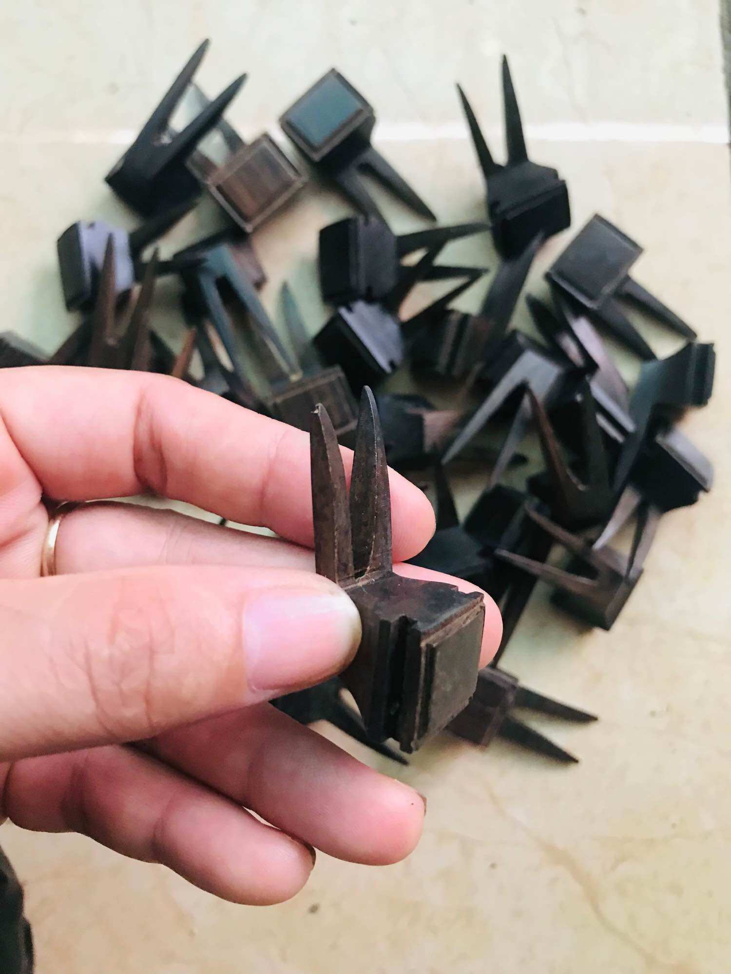 Xiên chuối gỗ mun cho chim ăn