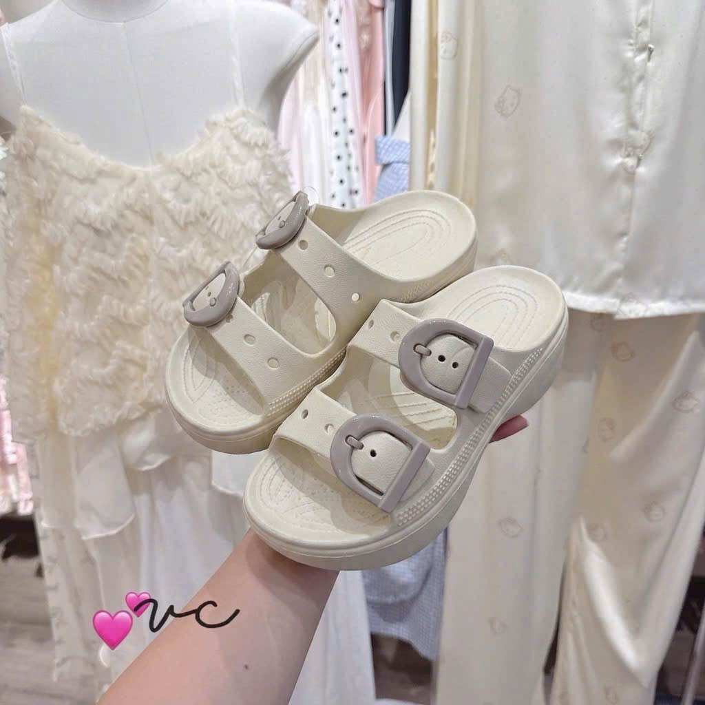 Giày sandal nữ màu kem quai đeo hai khóa chắc chắn, thiết kế thoải mái, phù hợp cho mùa hè, mang lại sự thanh lịch và dễ dàng kết hợp với trang phục.