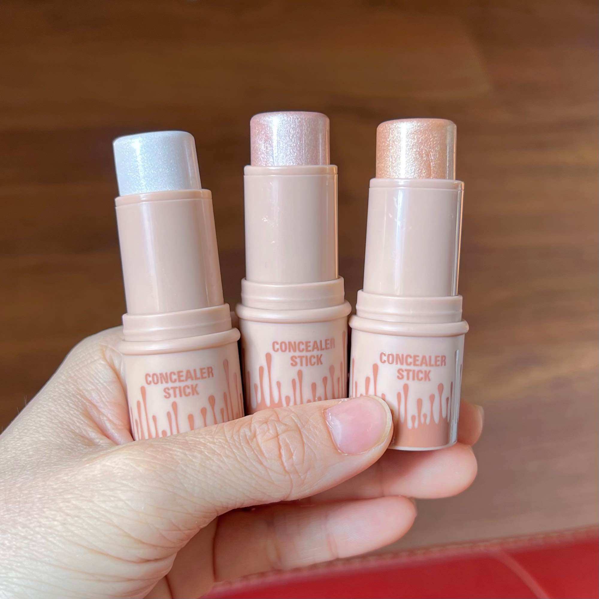 Thỏi Nhũ Bắt Sáng Căng Bóng HelloKiss Stick 6g