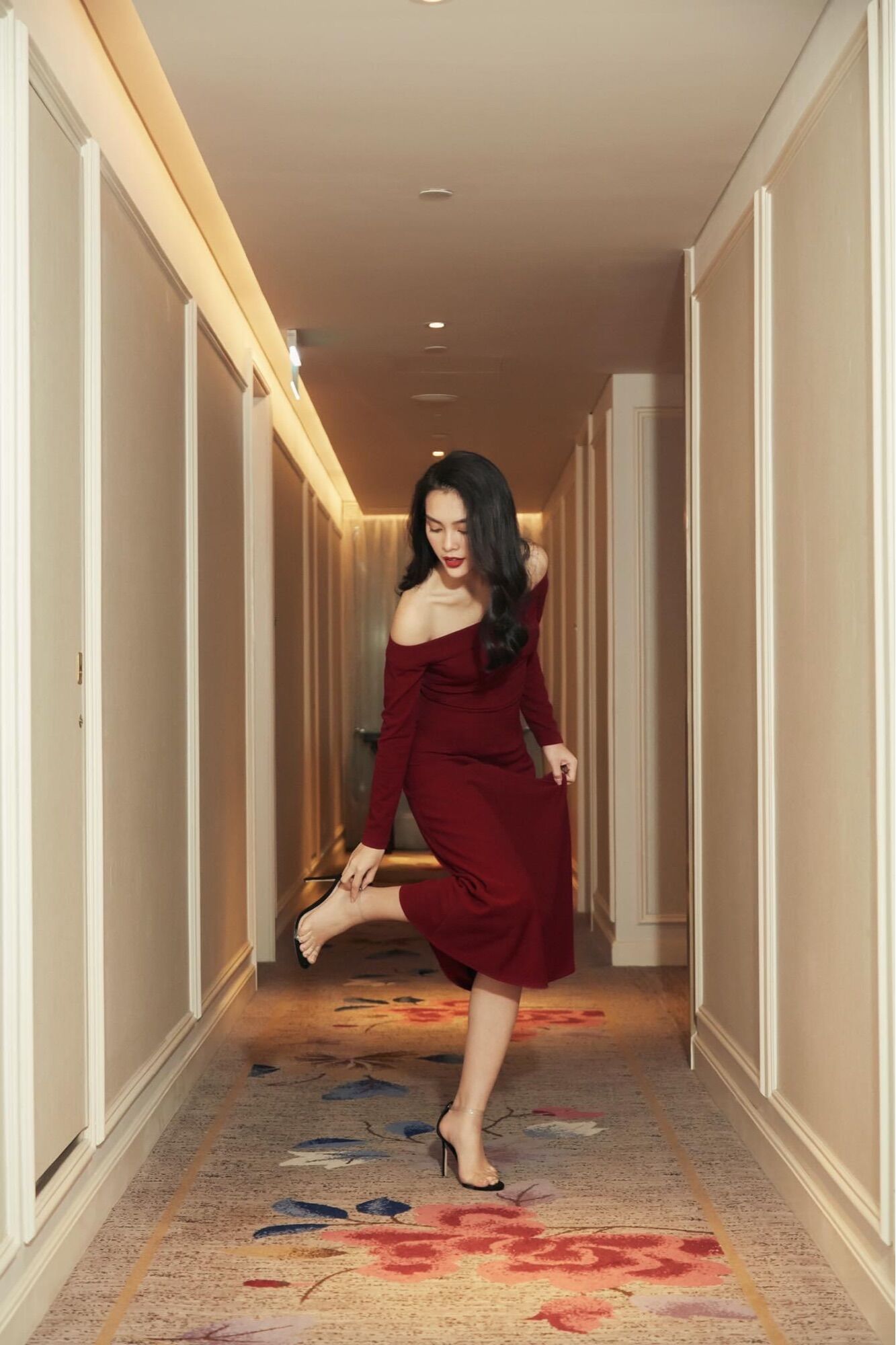 Đầm bẹt vai tay dài phom A màu đỏ (MIUMIU)