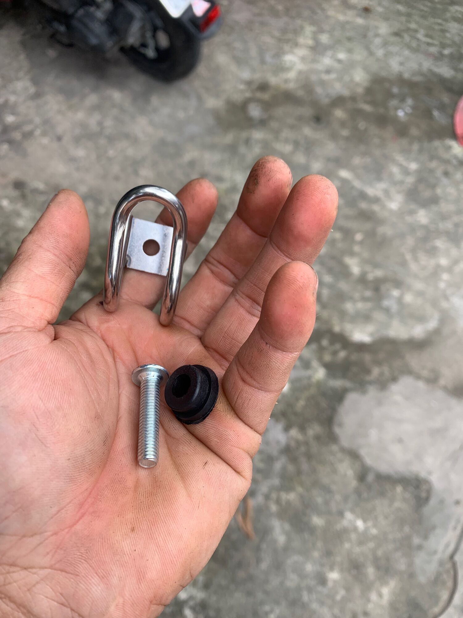 móc giữa treo đồ chữ U. Inox - titan (1 cái)