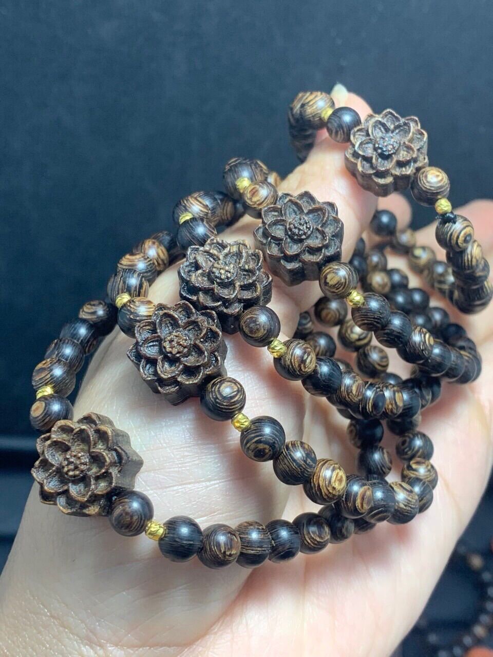 Vòng trầm sánh mix charm sen