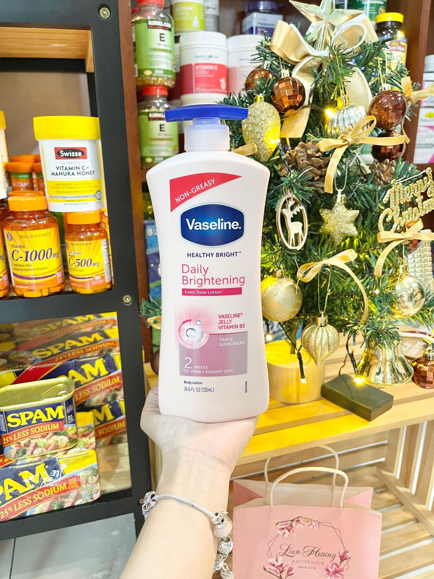 Kem dưỡng trắng da Vaseline 725ml của Mỹ