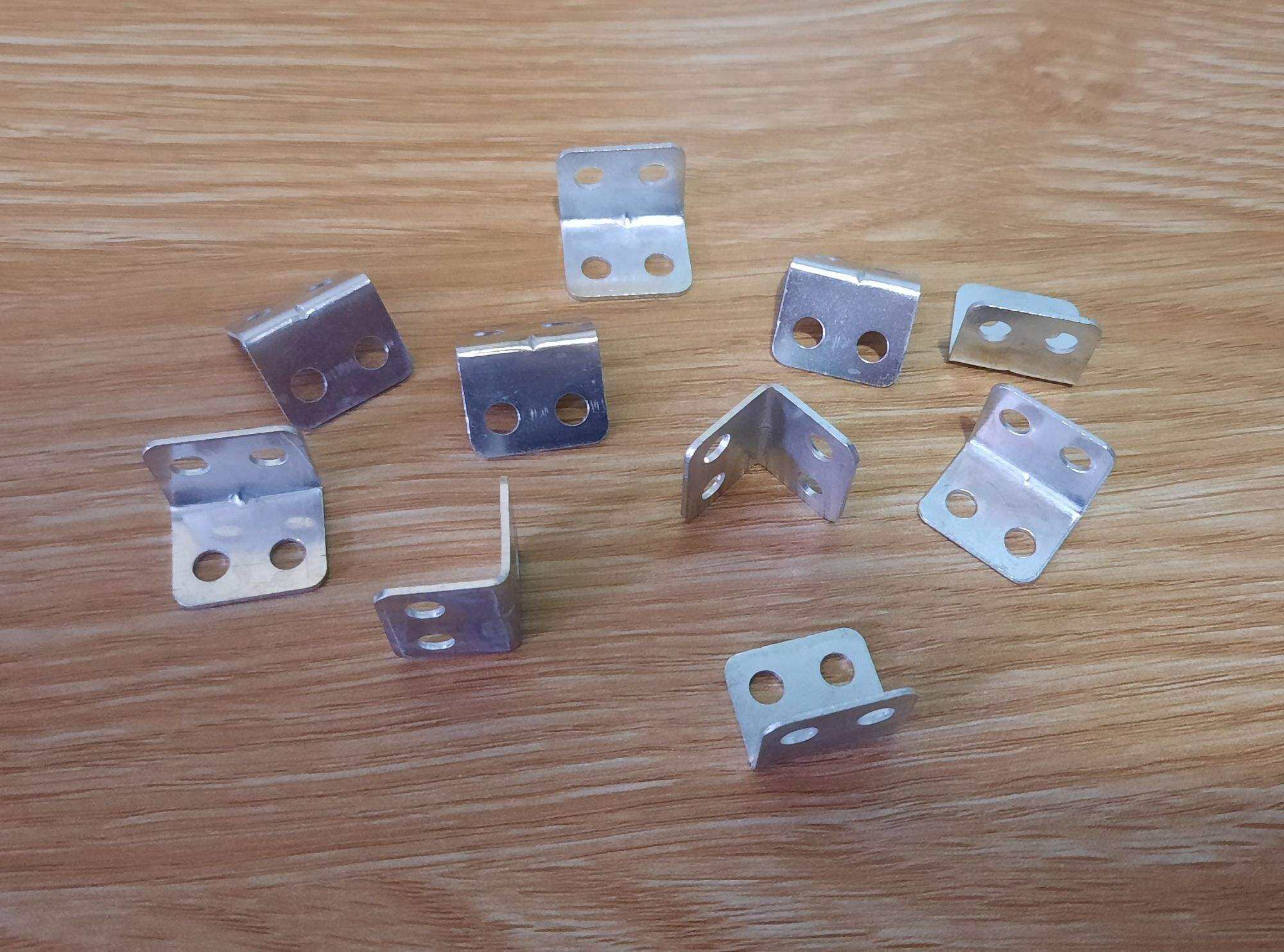 gói 10 cái pat L 4 lỗ loại 2cm, dùng treo kệ, liên kết góc.