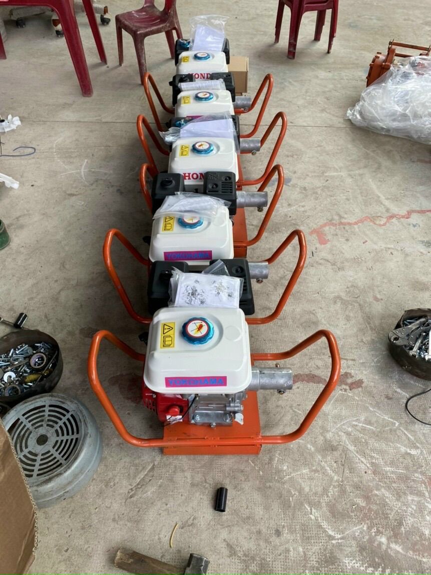 Máy bơm nước hố móng, máy đầm dùi xài xăng, động cơ xăng ypkohama 6.5Hp, đã có khung xoay khớp nối. Sử dụng dây bơm để bơm nước, hoặc dây đầm rung để dùi bê tông