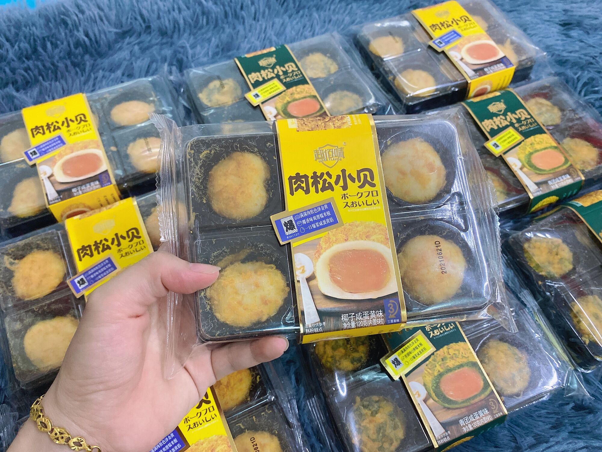 Bánh mochi phủ ruốc nhân trứng muối (hộp/6cai)