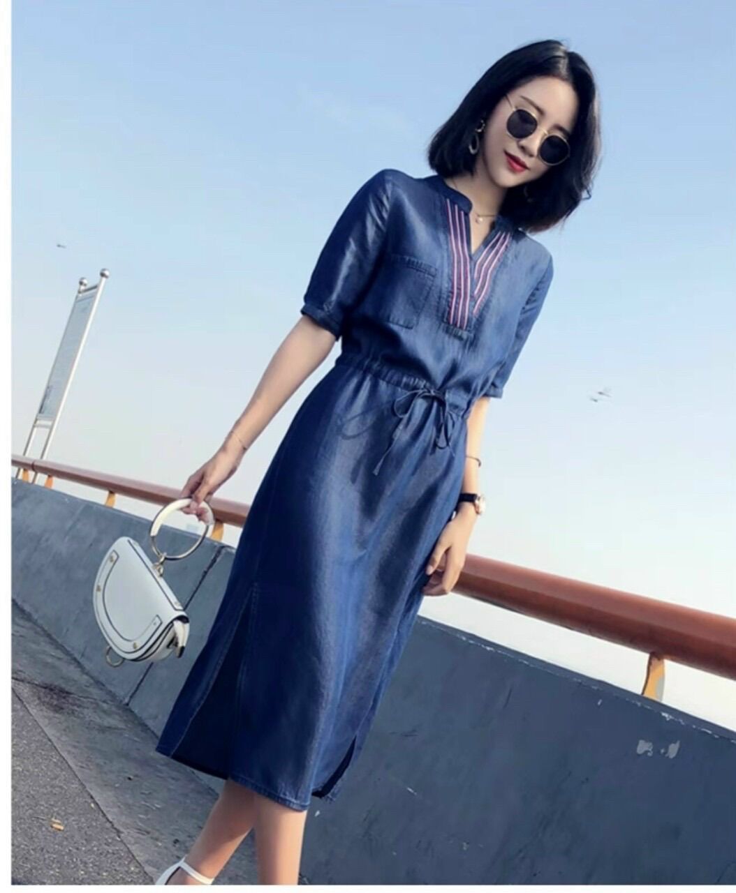 ĐẦM XOÈ DENIM CỔ PHỐI VIỀN EO DÂY RÚT