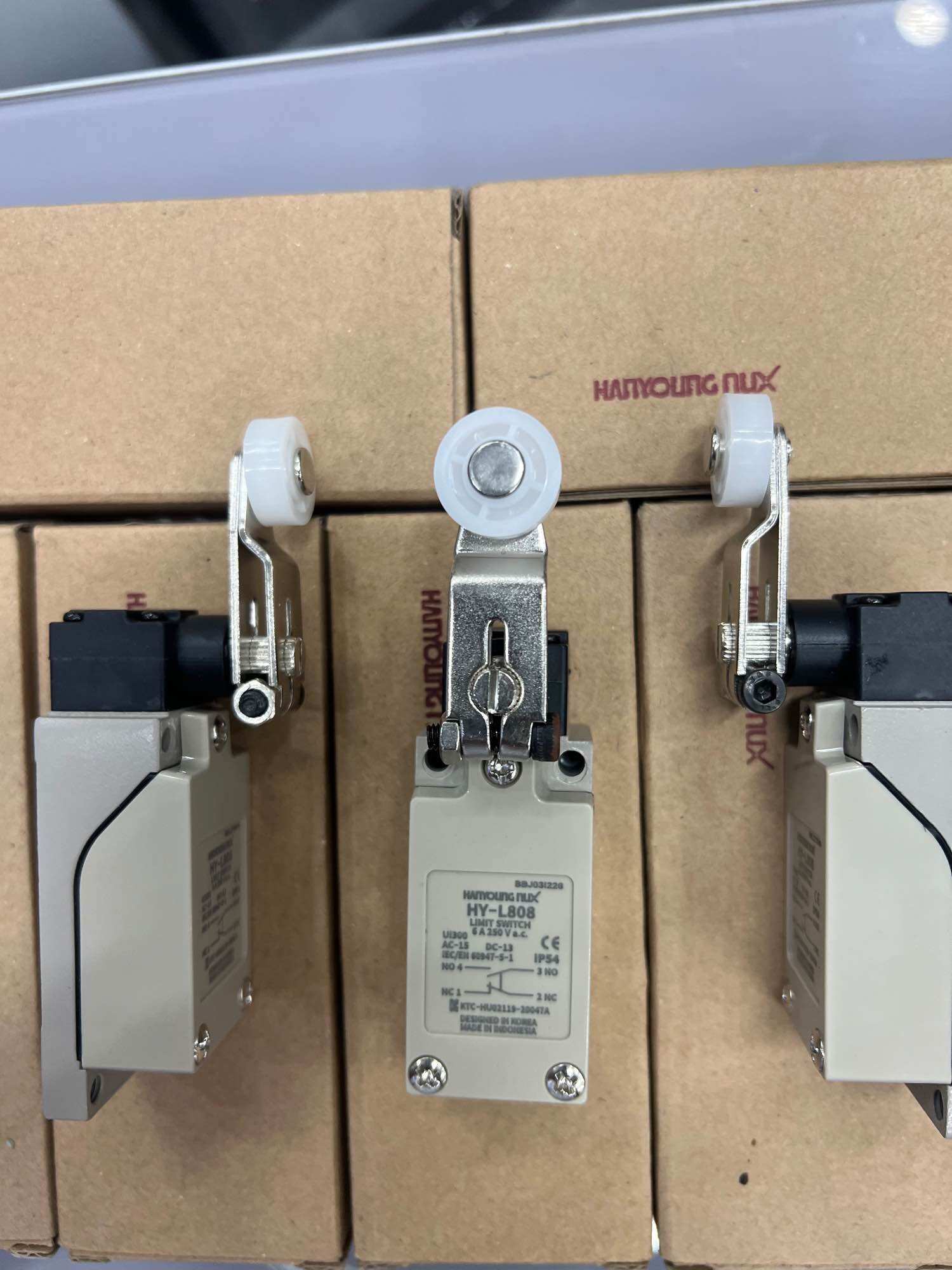 Công tắc hành trình L808 Hanyoung