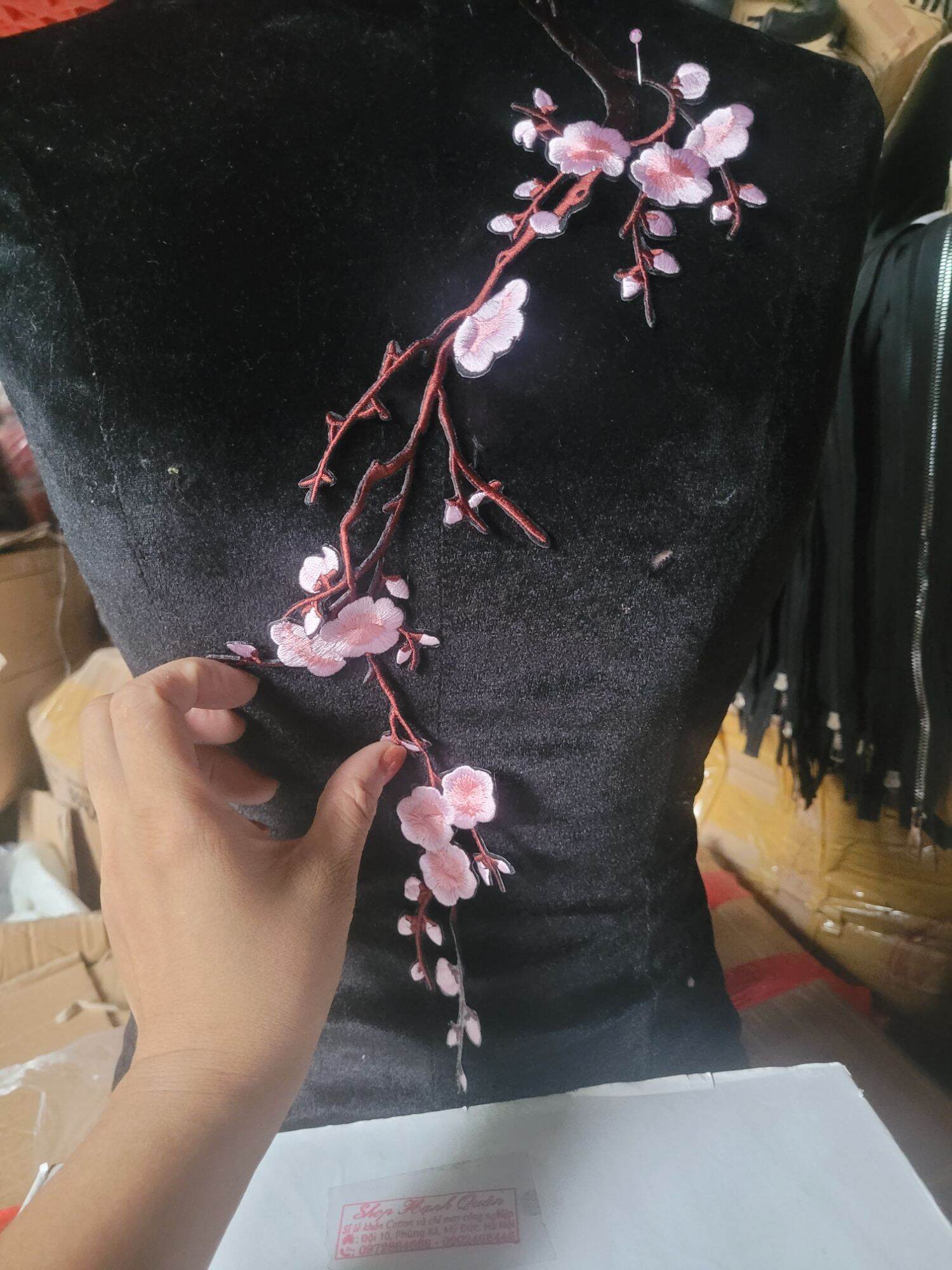 Cành đào thêu có keo ủi nhiệt lên áo