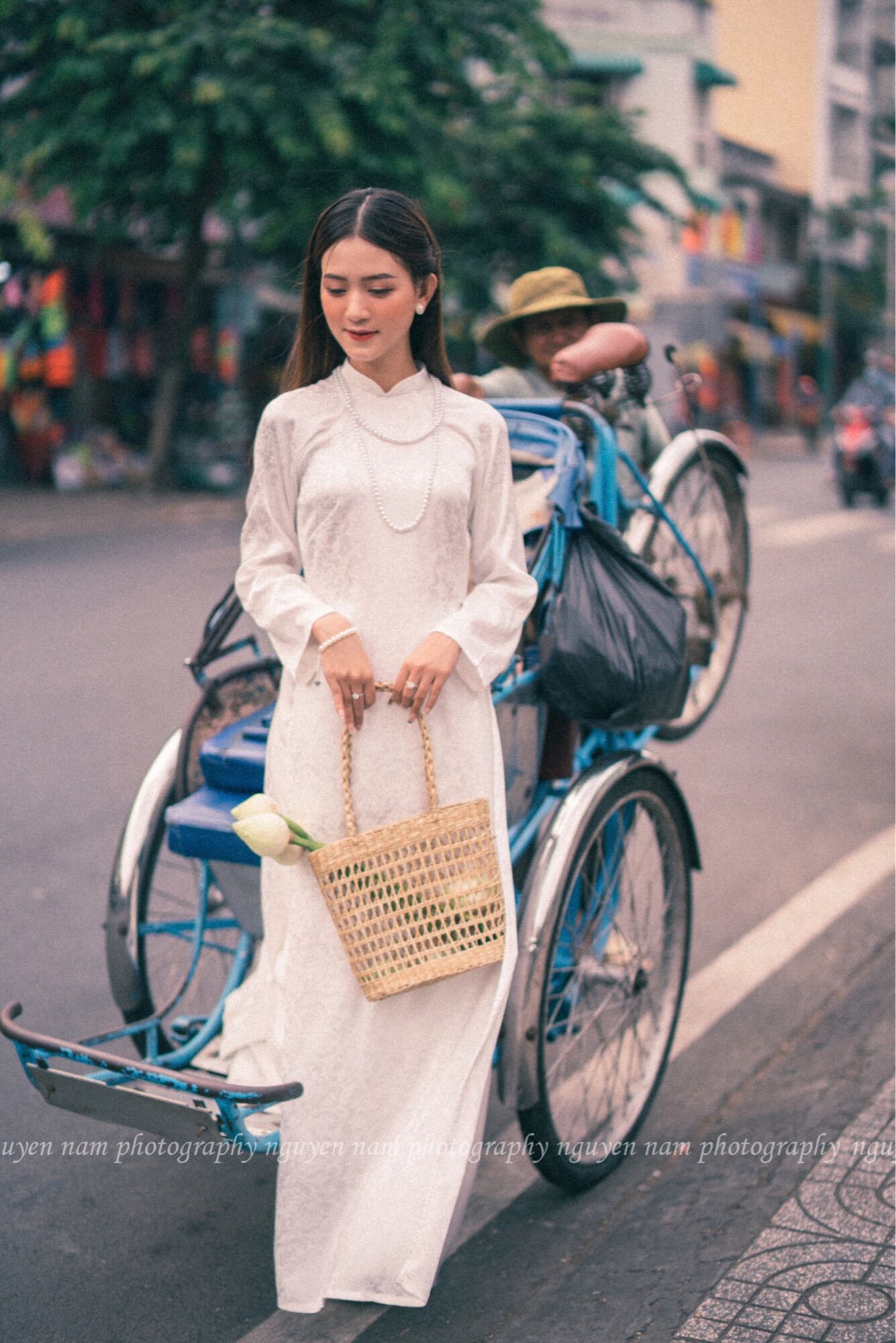 Bộ áo dài gấm lụa trắng dáng suông kèm quần phi lụa