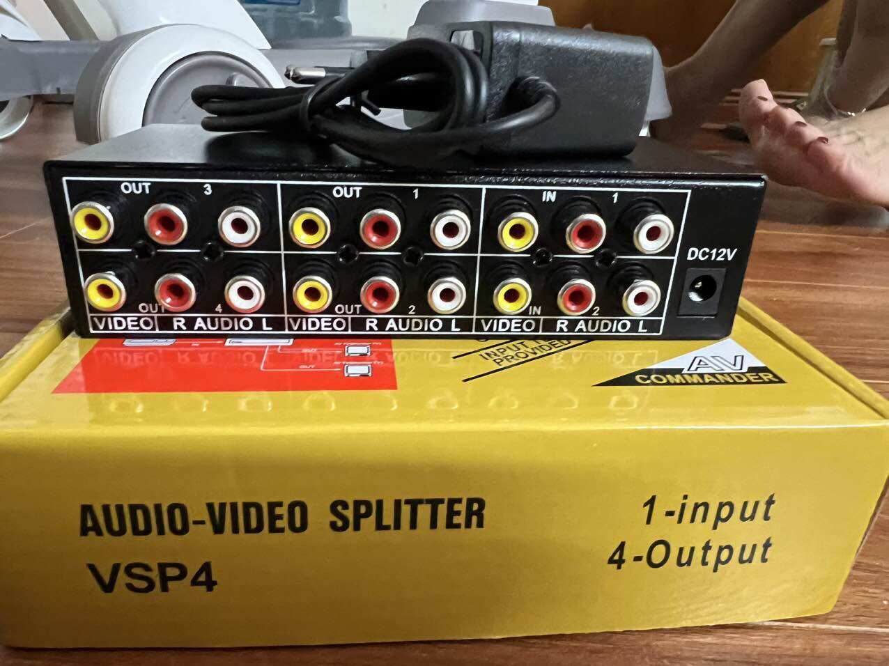 Bộ chia tín hiệu av audio 2 vào 4 ra(mẫu mới)
