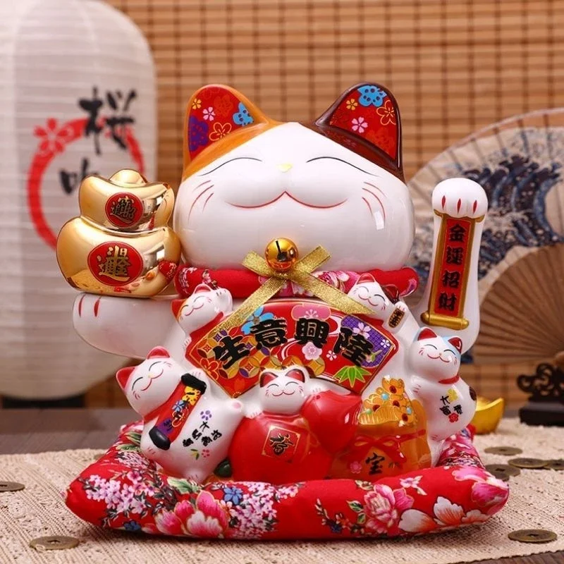 Mèo Thần Tài vẫy tay .