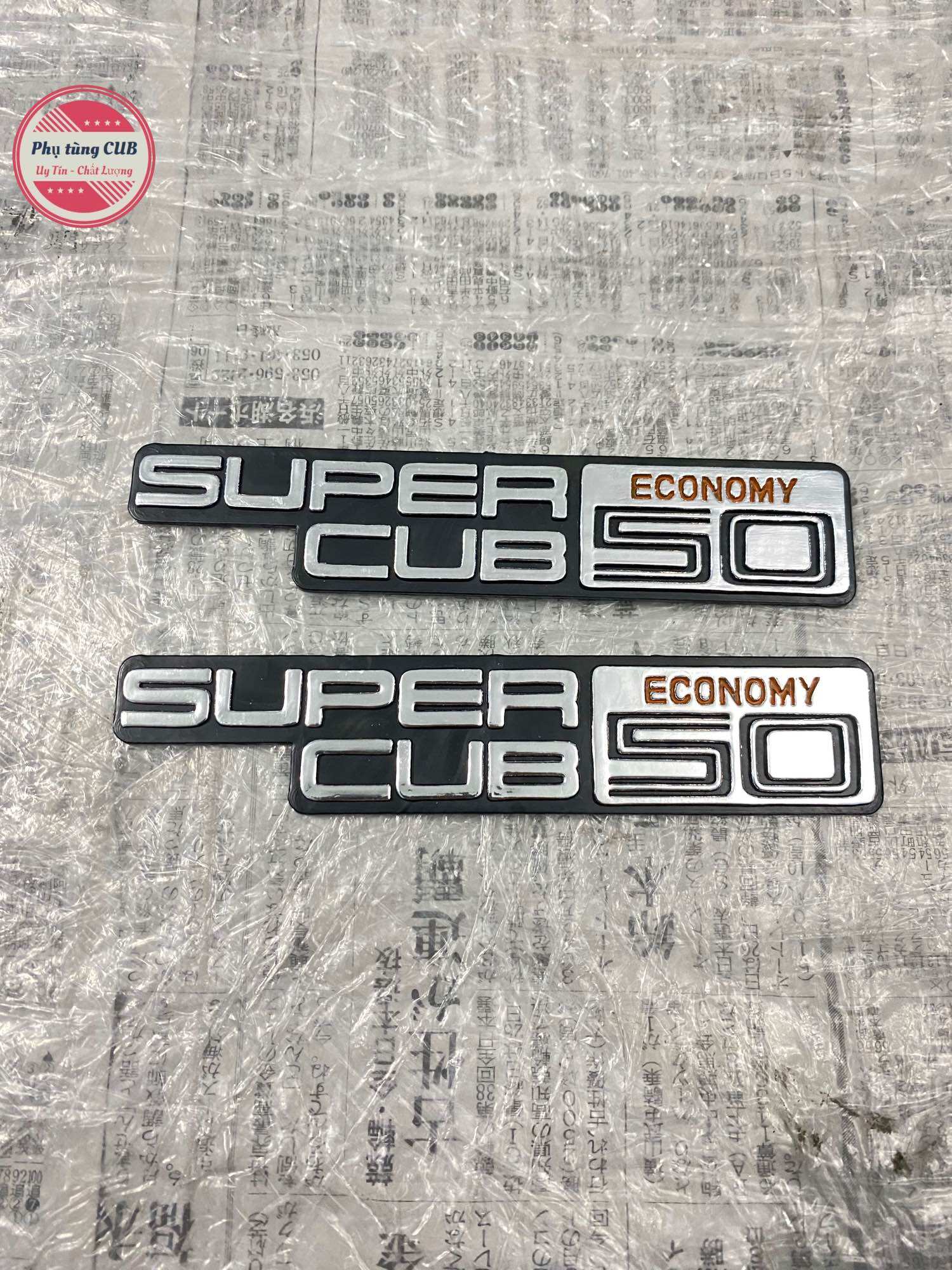 Cặp tem cốp nổi xe cub 82