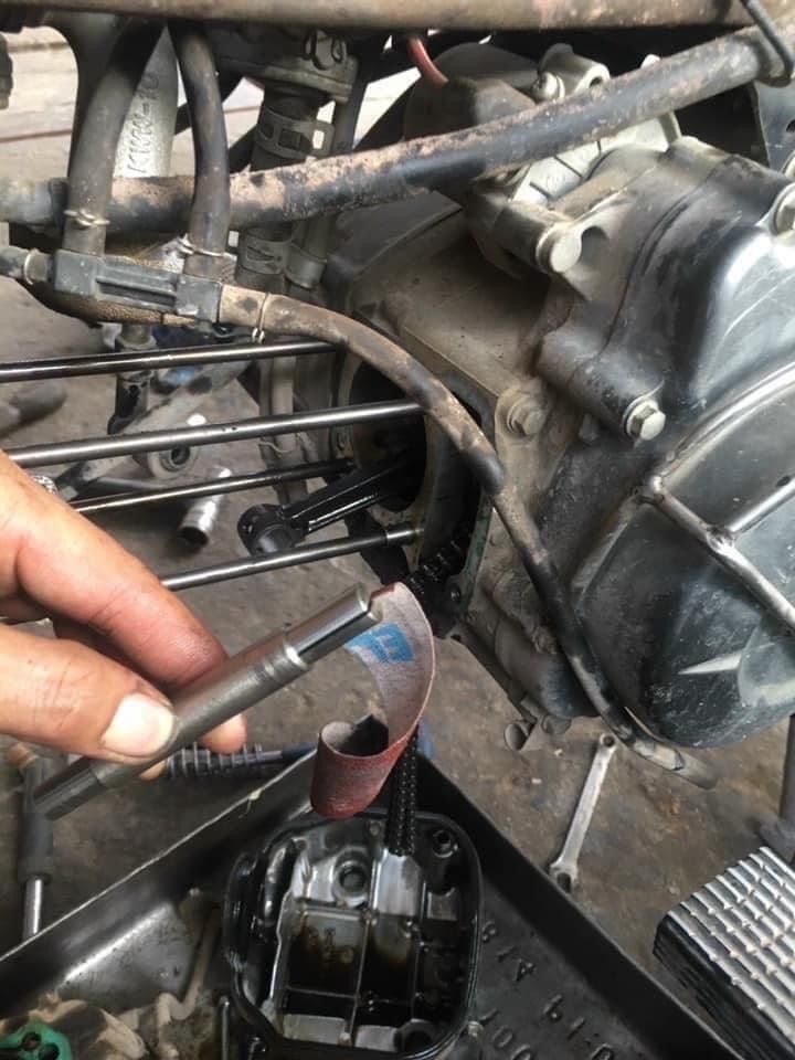 Vam tháo ắc piston xe máy