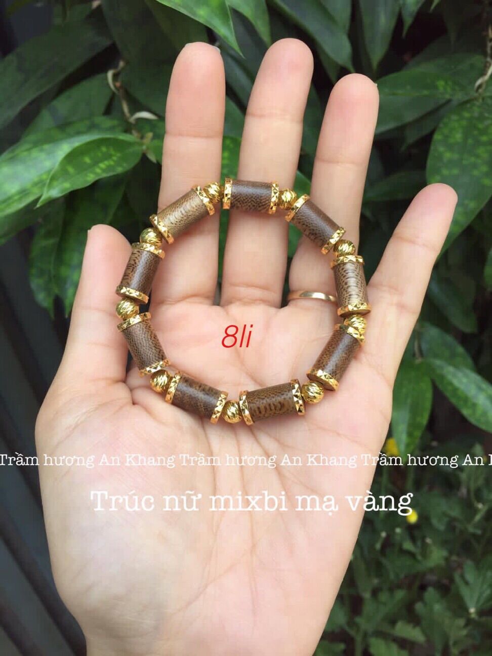 Vòng tay trầm hương tốc tự nhiên.