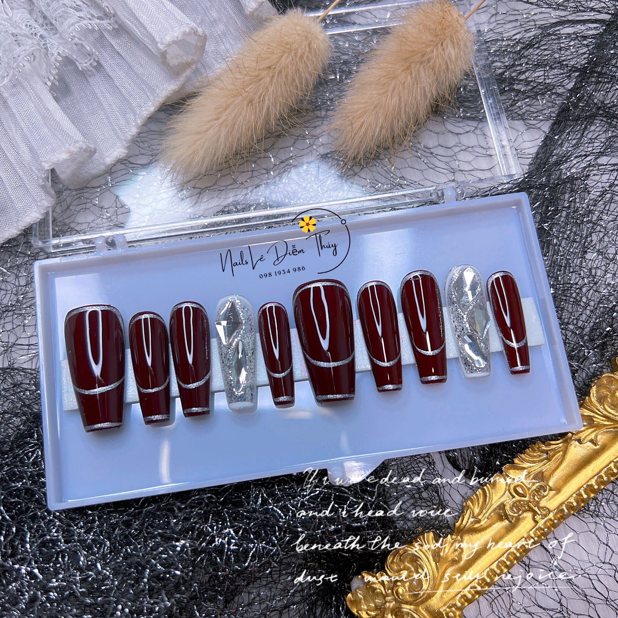 Nailbox Thiết Kế Màu Đỏ Đô Phom Thang Dài
