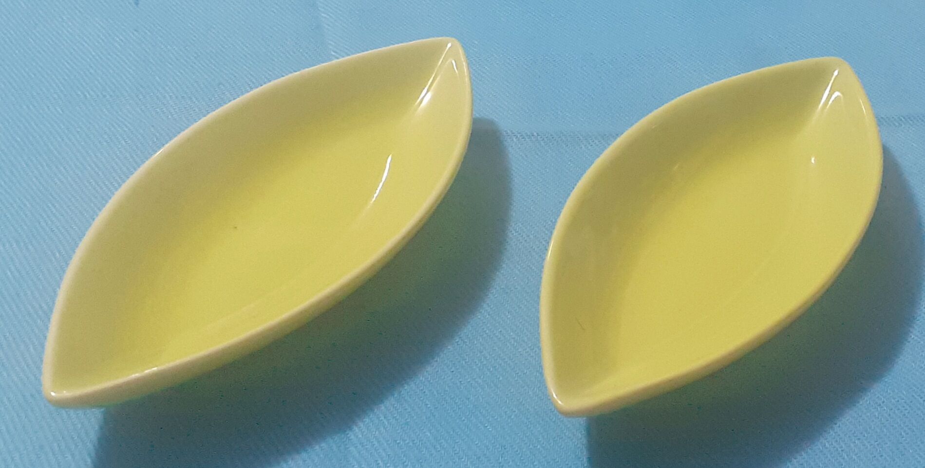 Đĩa gốm sứ hình thoi, nhiều màu, 16,5cm x 7cm