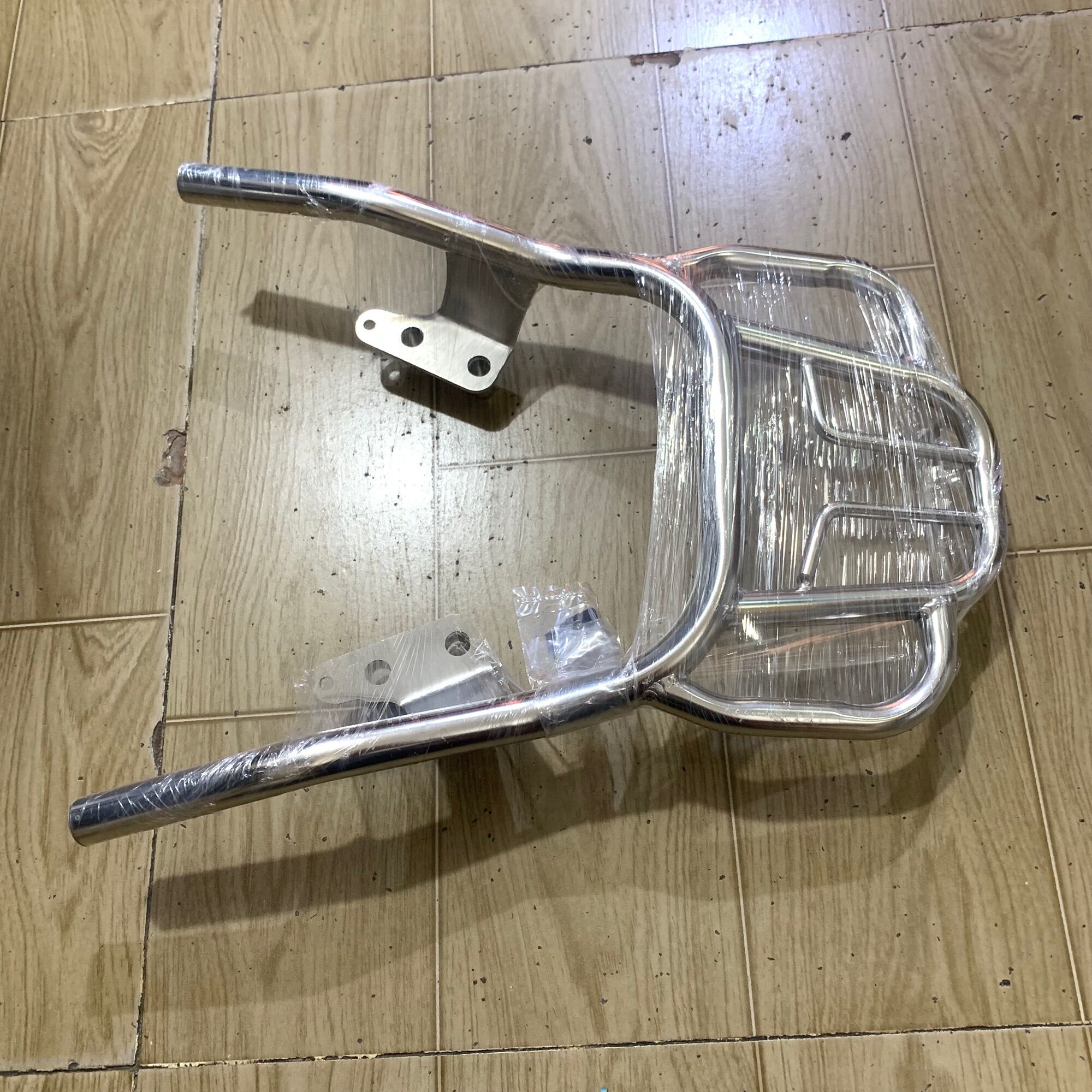 Cảng sau xe Future 125cc đời pha đèn led xi inox kiểu dài