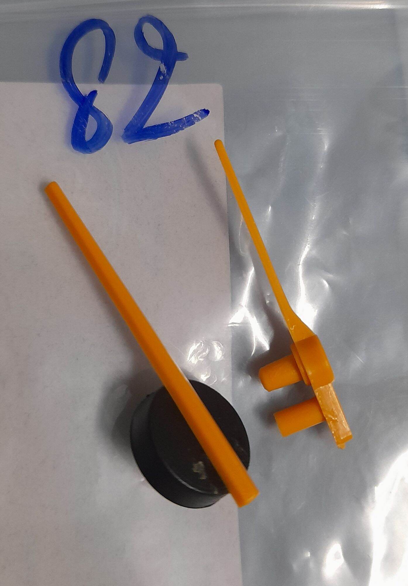 Kim đồng hồ và kim xăng xe 82